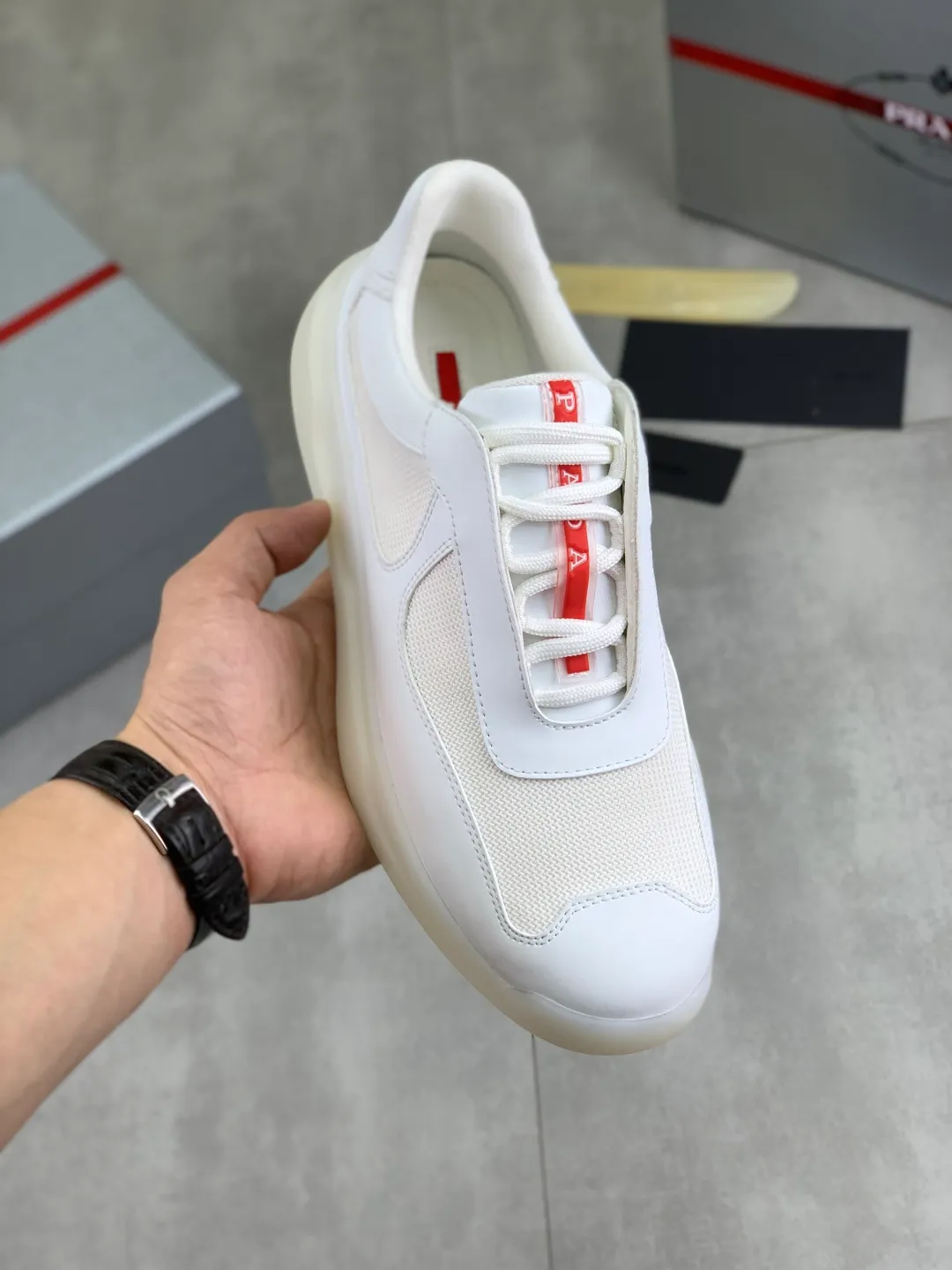 Men's shoes 💰P620 new (higher version) new PRADA (Prada) classic models are on the market at the same time, new men's shoes, 😘fabrics are selected from original imported calfskin. First layer of imported cowhide lining. The original version is awesome! 👍🏿Original open-molded non-slip PU outsole, with exquisite lines, simple and elegant, super comfortable and classy on foot, suitable for leisure travel. Code number: 38-45 (46 customized) 3️⃣ colors available